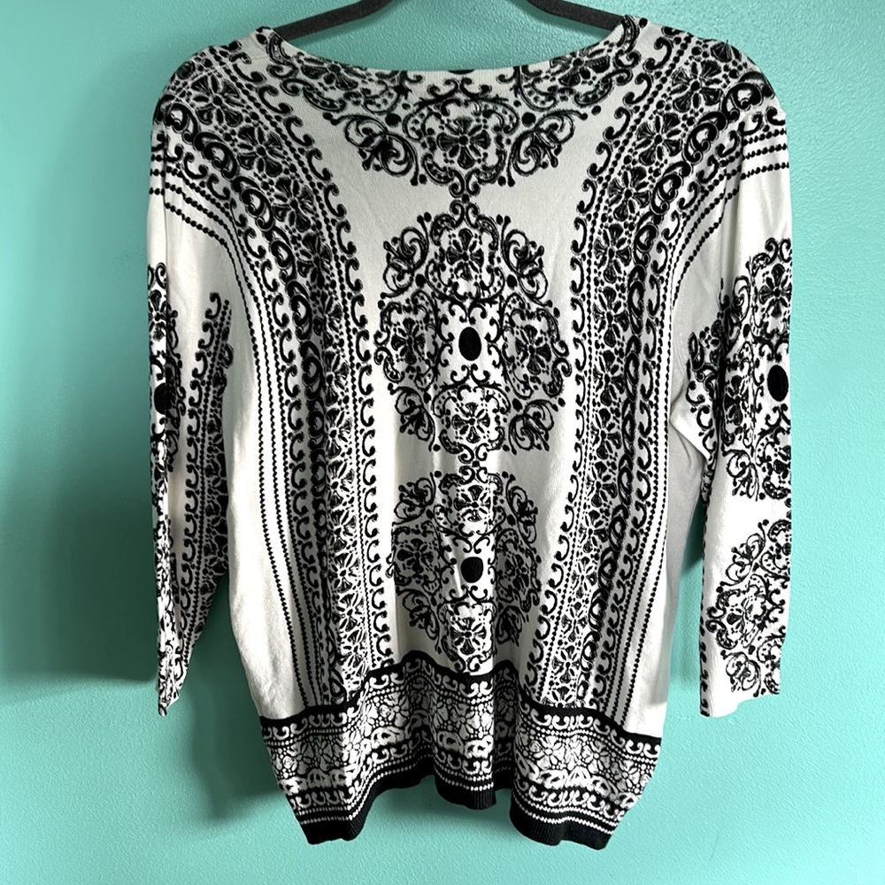 “Joseph A” 3/4 sleeve XL sweater Cream color with a black design - Picture 2 of 6